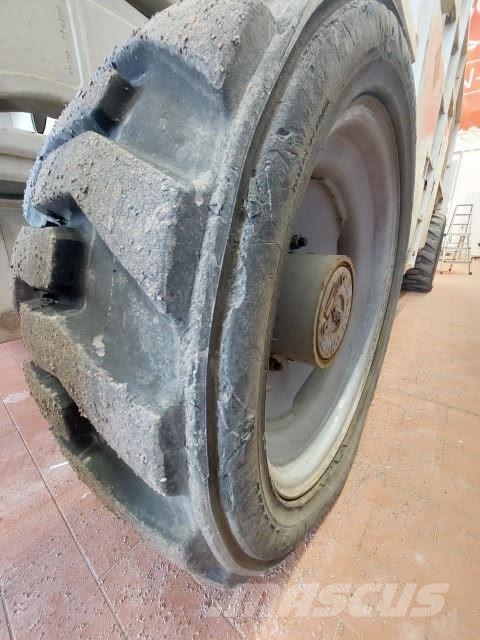 Genie GS-4390 RT Žirkliniai keltuvai