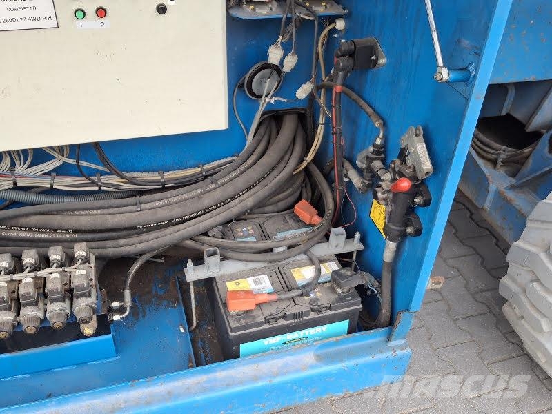 Holland Lift M-250DL27 4WD/P/N Scissor lifts