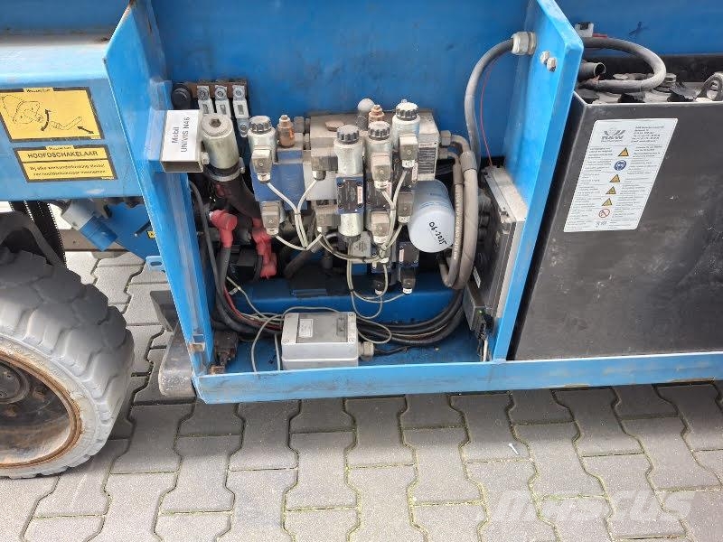 Holland Lift N-195EL12 Nůžková zvedací plošina