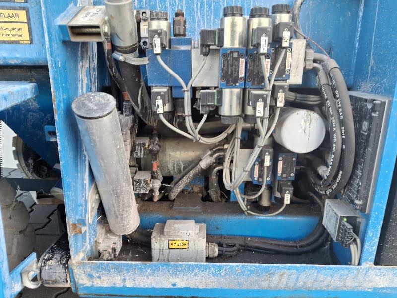Holland Lift HL-220 E12 Elevadores de tesoura