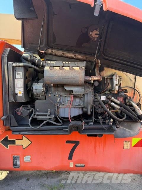 JLG 800AJ ブームリフト　屈伸型
