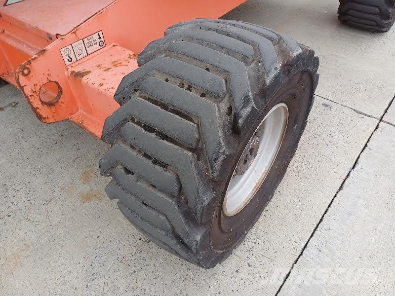 JLG 450AJ Iseliikuvad poomtõstukid