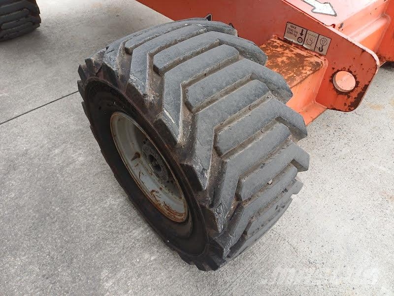 JLG 450AJ Iseliikuvad poomtõstukid