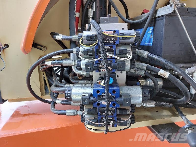JLG 800AJ 관절형 전동이동 리프트