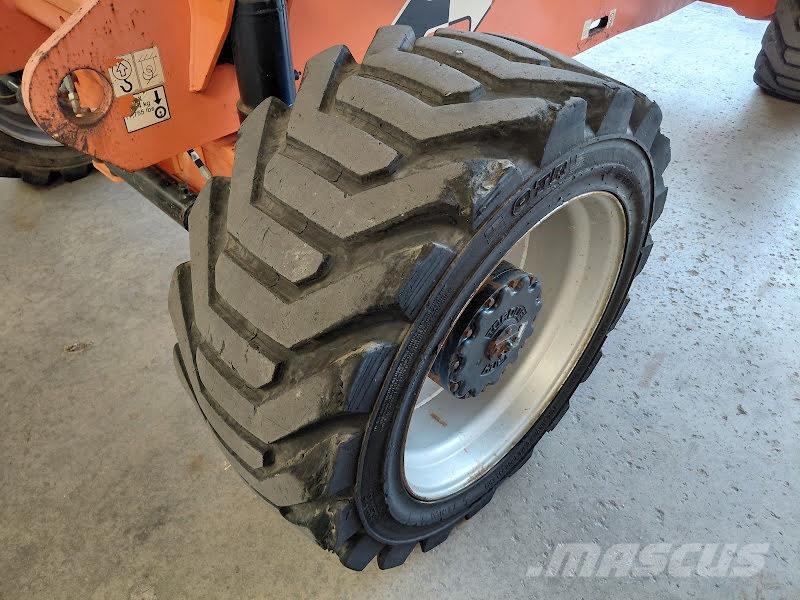 JLG 800AJ Iseliikuvad poomtõstukid