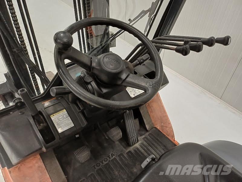 Toyota 42-7FGF25 Plinski viljuškari