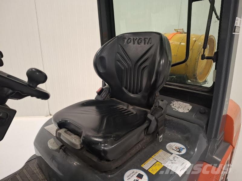 Toyota 02-8FGF25 Камиони с АГУ