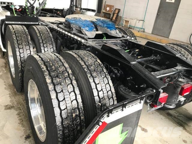 International LT SLEEPER Truck Tractor Units