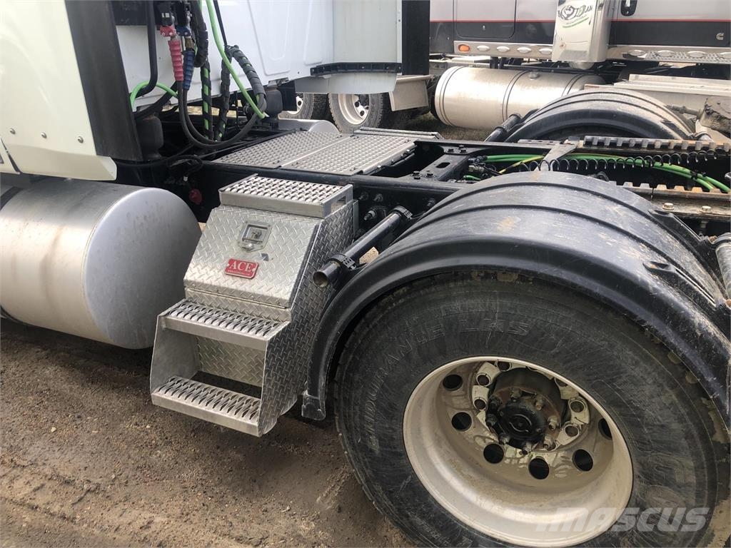 International LT SLEEPER Truck Tractor Units