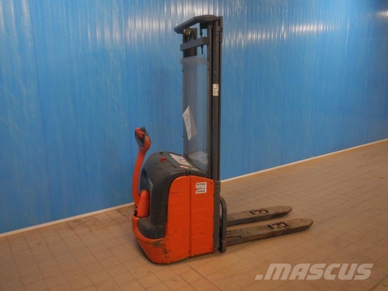 Fenwick L14i Pedestrian stacker