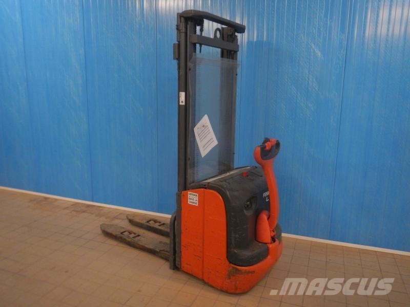Fenwick L14i Pedestrian stacker