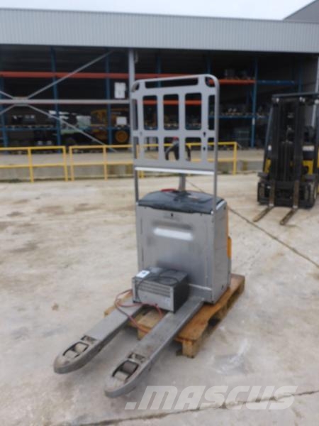 Still EXU 16 Pedestrian stacker