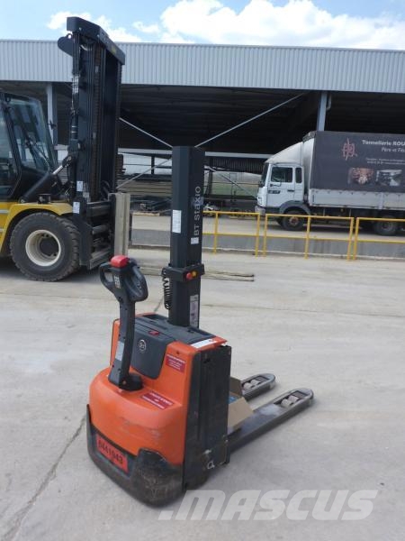 Toyota SWE080L Pedestrian stacker