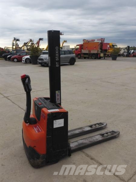 Toyota SWE080L Pedestrian stacker