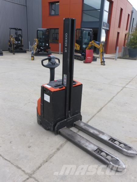 Toyota SWE080L Pedestrian stacker