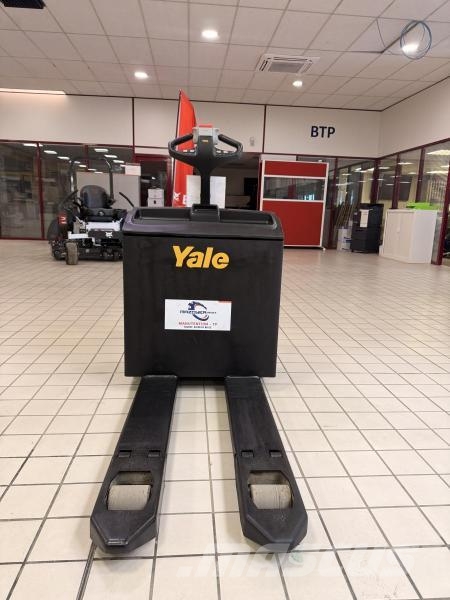 Yale MP16 Pedestrian stackers
