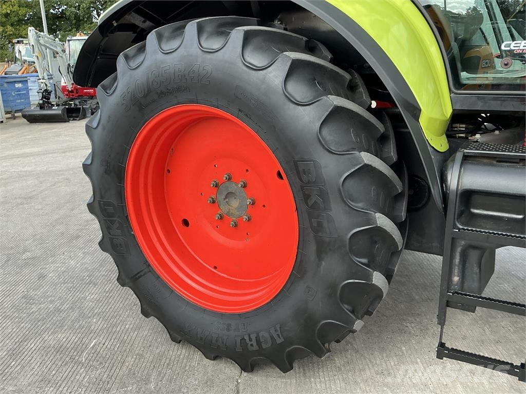 CLAAS Axion 820 Tractors (ST27529) ماكينات زراعية - غير ذلك