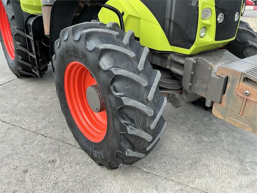 CLAAS Axion 820 Tractors (ST27529) ماكينات زراعية - غير ذلك