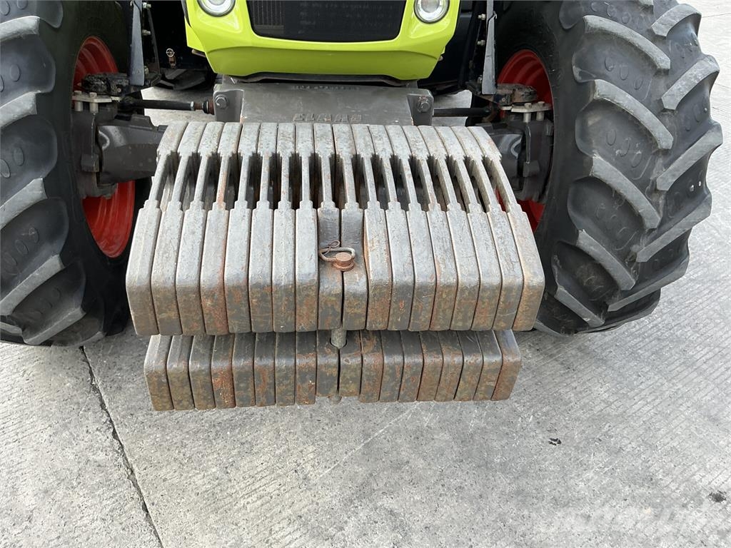 CLAAS Axion 820 Tractors (ST27529) ماكينات زراعية - غير ذلك