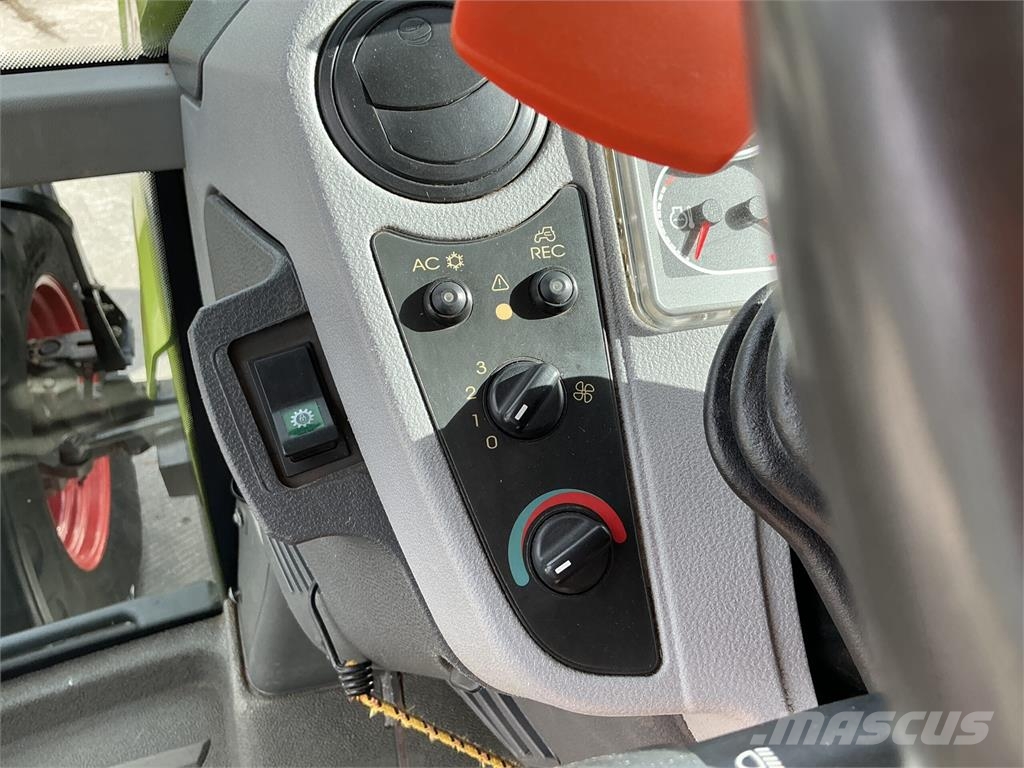 CLAAS Axion 820 Tractors (ST27529) ماكينات زراعية - غير ذلك