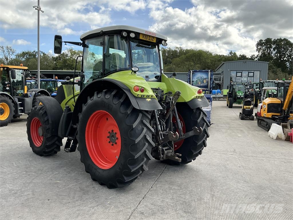 CLAAS Axion 820 Tractors (ST27529) ماكينات زراعية - غير ذلك