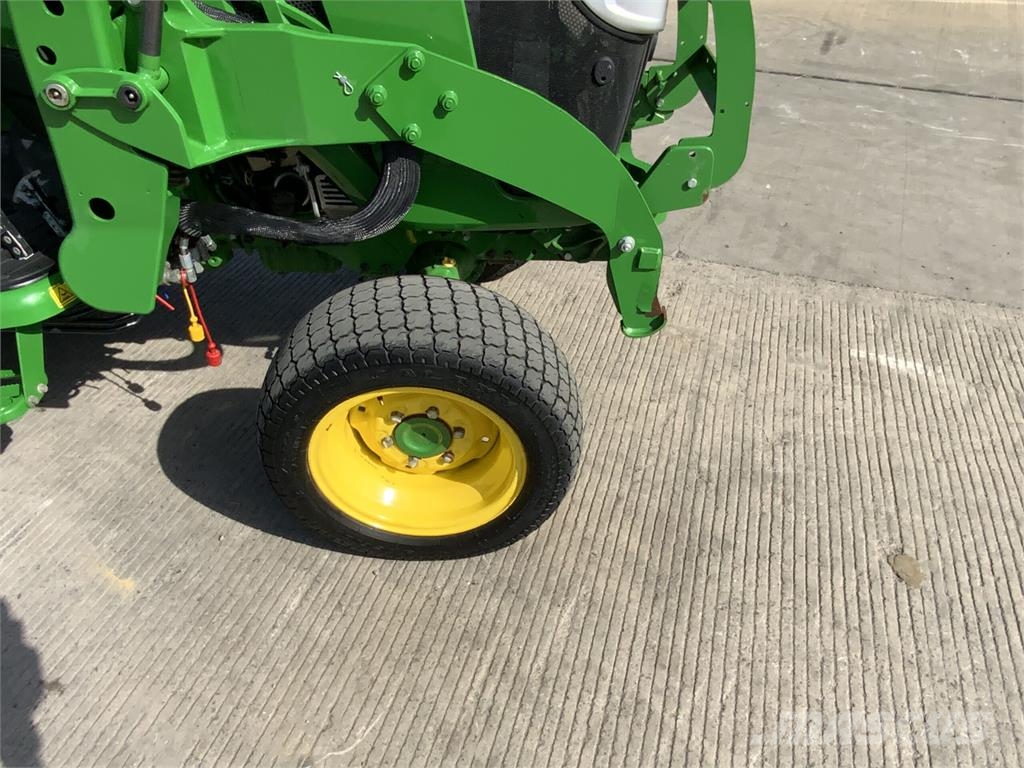 John Deere 3045R Compact Tractor (ST27066) ماكينات زراعية - غير ذلك