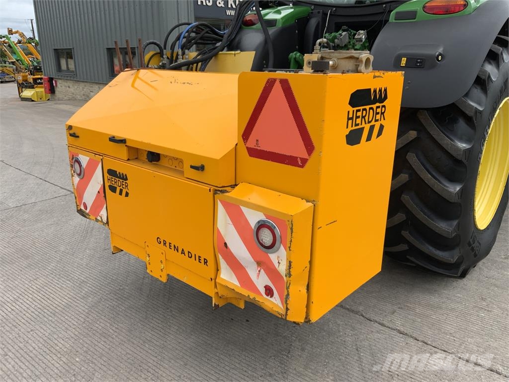 John Deere 6195R C/W Herder Mounted Hedge Trimmer (ST26503) Селскостопанство - Други