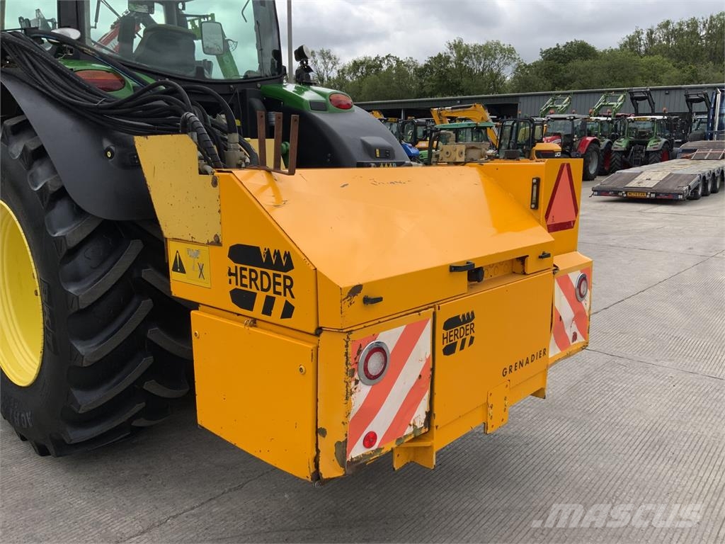 John Deere 6195R C/W Herder Mounted Hedge Trimmer (ST26503) Селскостопанство - Други