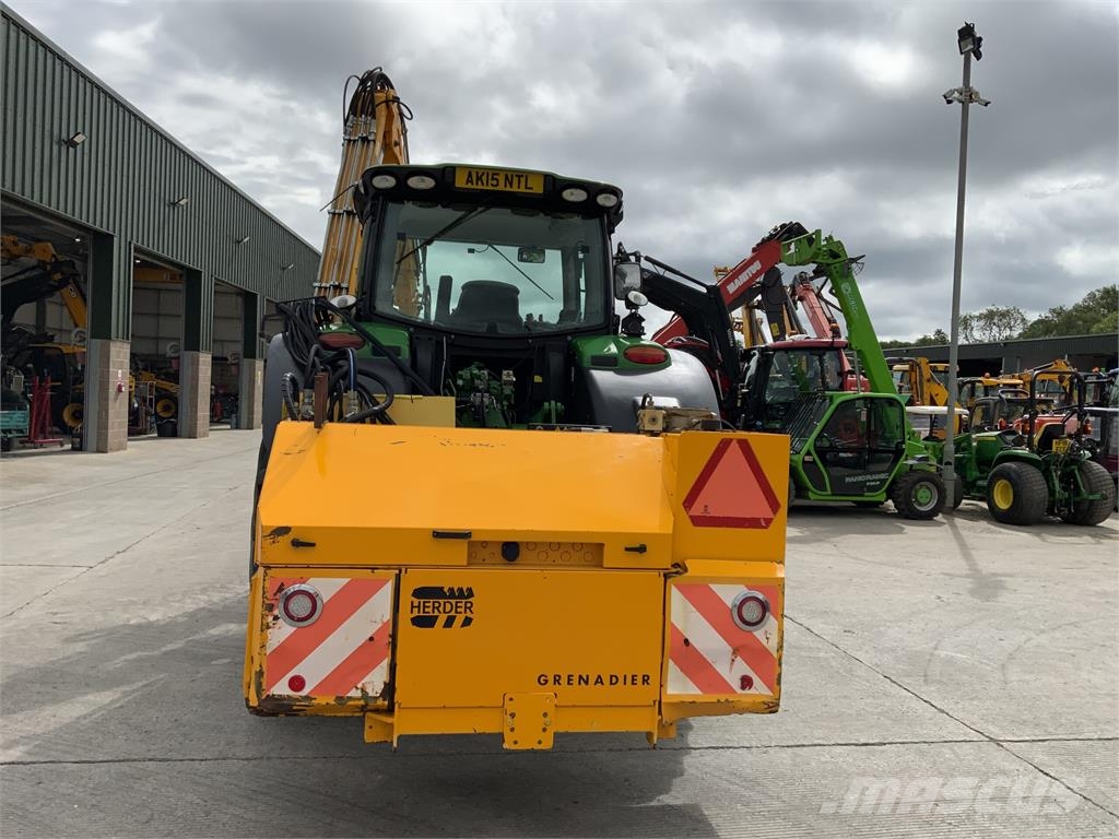 John Deere 6195R C/W Herder Mounted Hedge Trimmer (ST26503) Селскостопанство - Други