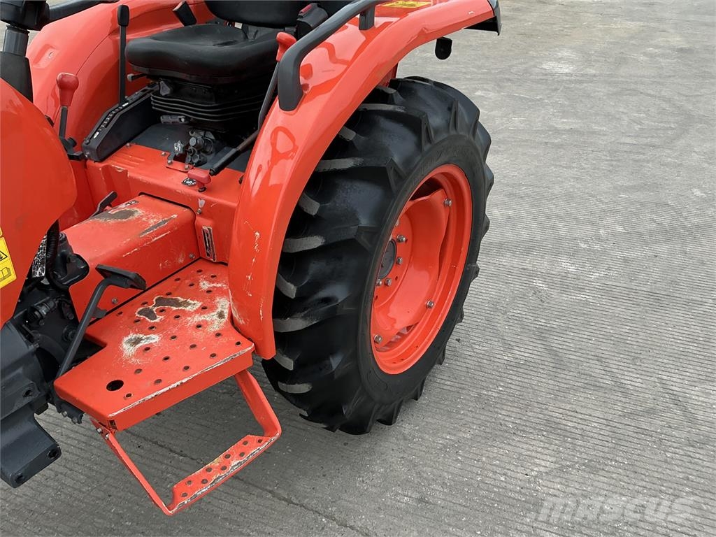 Kubota L1361 Compact Tractor (ST26384) معدات البناء - غير ذلك