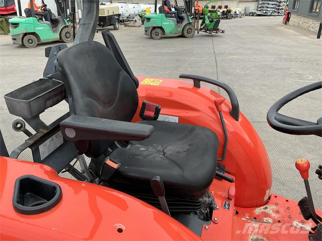 Kubota L1361 Compact Tractor (ST26384) معدات البناء - غير ذلك