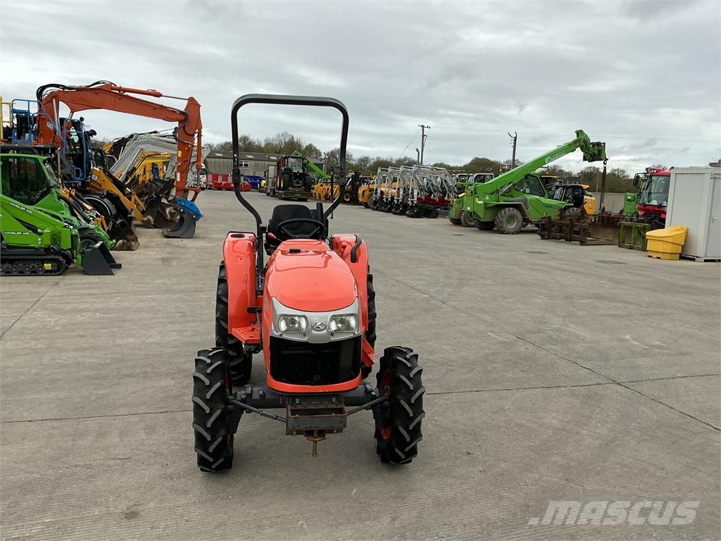 Kubota L1361 Compact Tractor (ST26384) معدات البناء - غير ذلك
