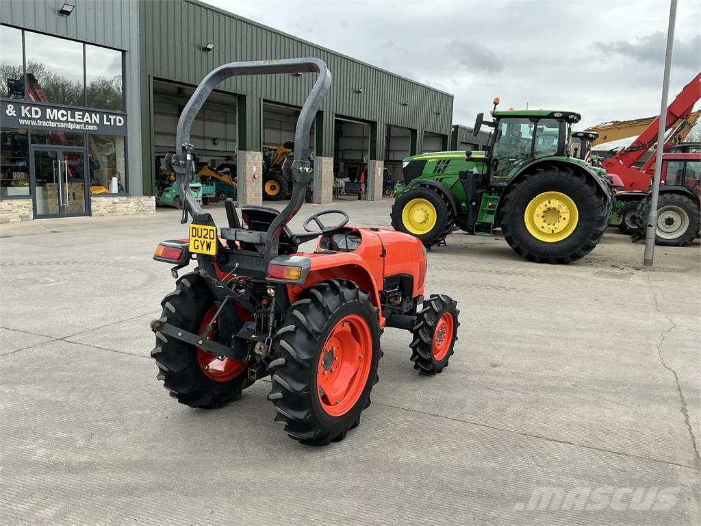 Kubota L1361 Compact Tractor (ST26384) معدات البناء - غير ذلك