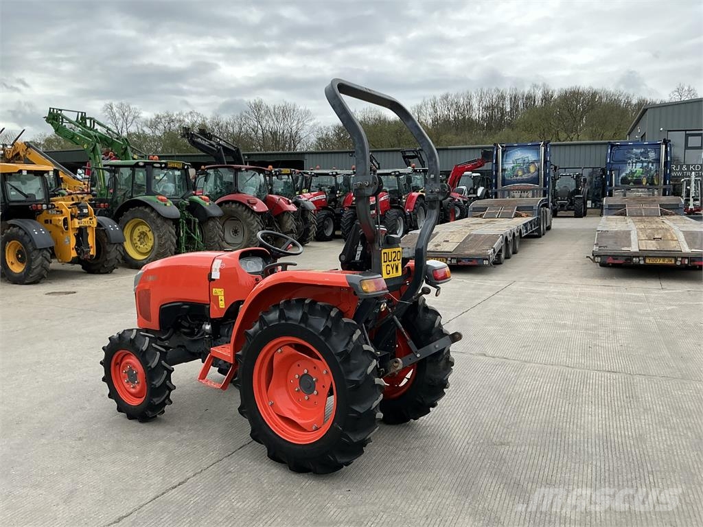 Kubota L1361 Compact Tractor (ST26384) معدات البناء - غير ذلك