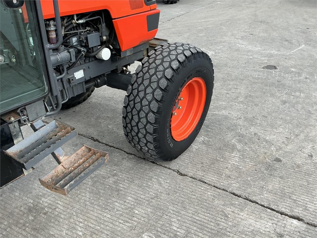 Kubota M5700 utility Special Tractor (ST27450) Tractors