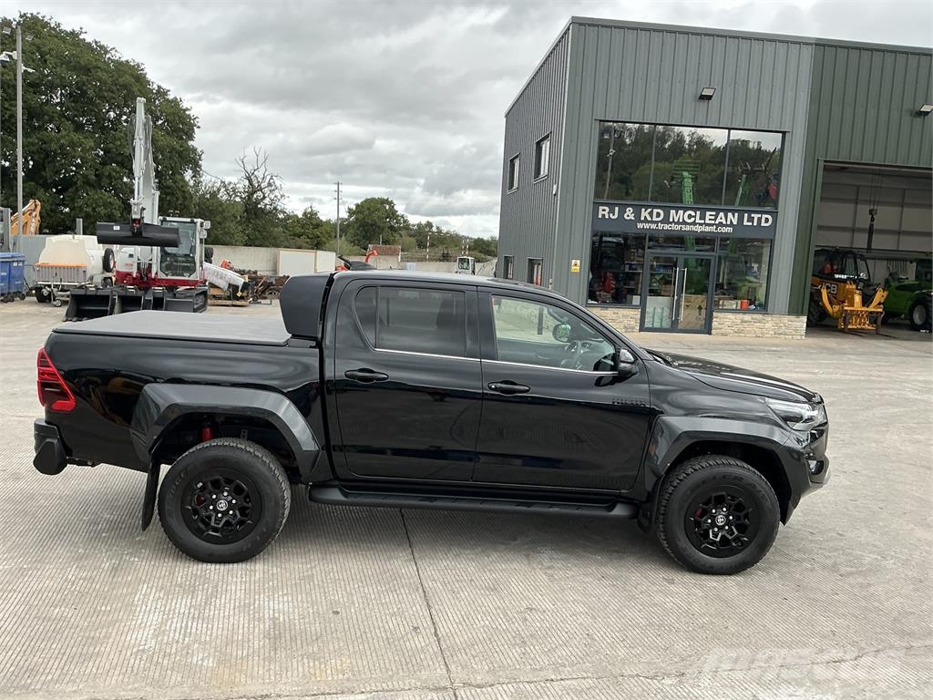 Toyota Hilux 2.8 D-4D GR SPORT II Pickup Double Cab Preču pārvadāšanas furgoni