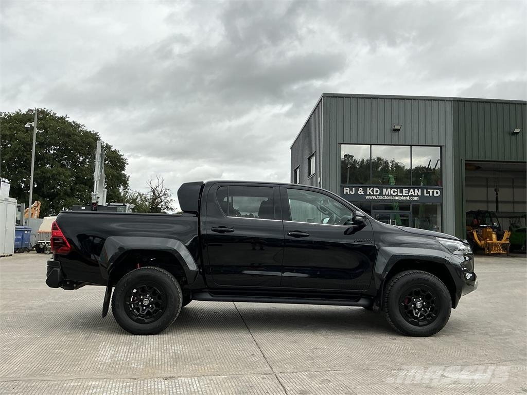 Toyota Hilux 2.8 D-4D GR SPORT II Pickup Double Cab Preču pārvadāšanas furgoni