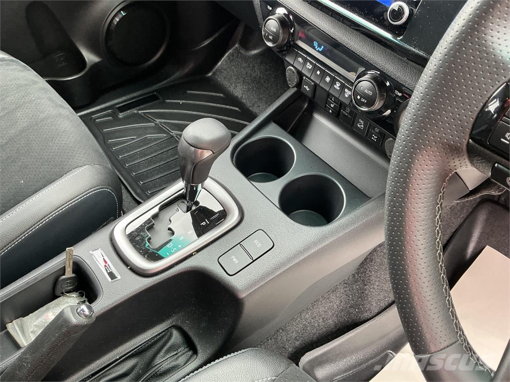 Toyota Hilux 2.8 D-4D GR SPORT II Pickup Double Cab Preču pārvadāšanas furgoni