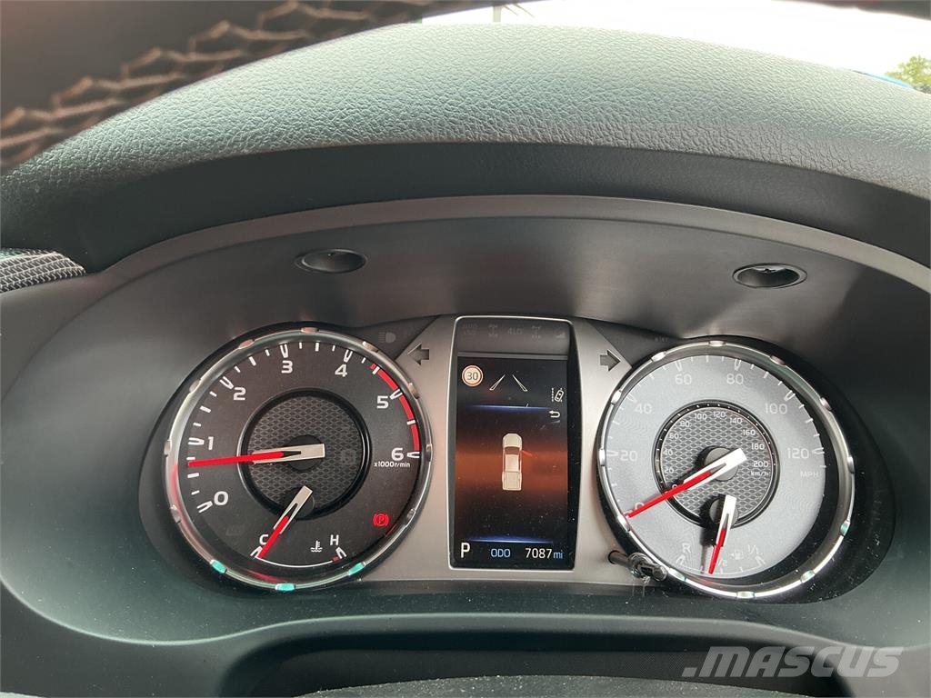 Toyota Hilux 2.8 D-4D GR SPORT II Pickup Double Cab Preču pārvadāšanas furgoni
