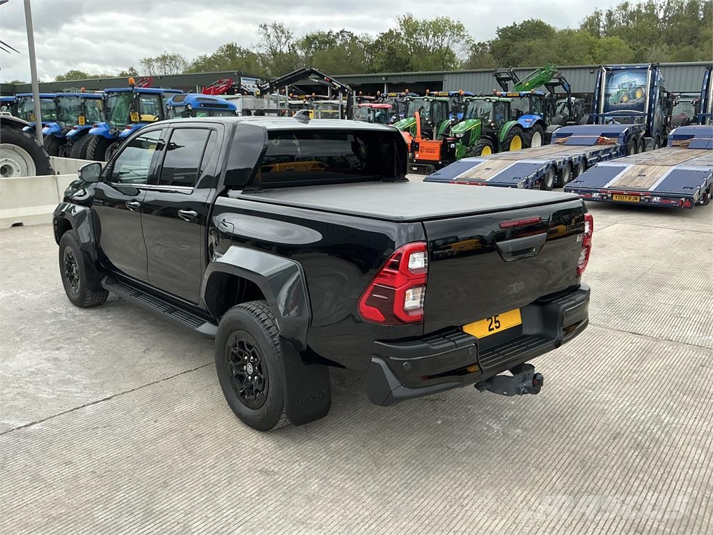 Toyota Hilux 2.8 D-4D GR SPORT II Pickup Double Cab Preču pārvadāšanas furgoni