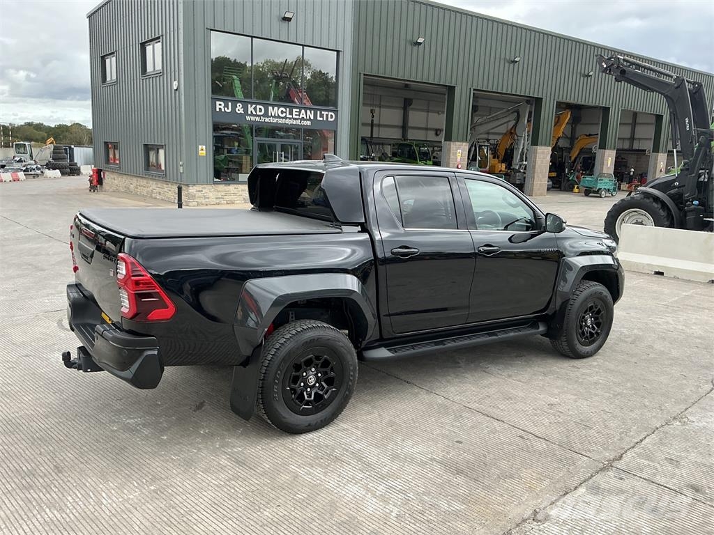 Toyota Hilux 2.8 D-4D GR SPORT II Pickup Double Cab Preču pārvadāšanas furgoni