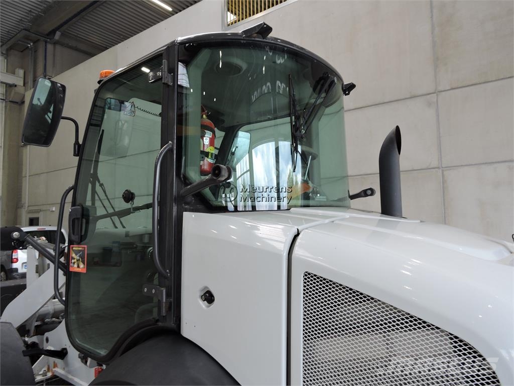 CASE 221F + Fork Wheel loaders