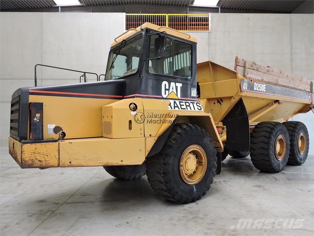 CAT D250E ساحبات مفصلية
