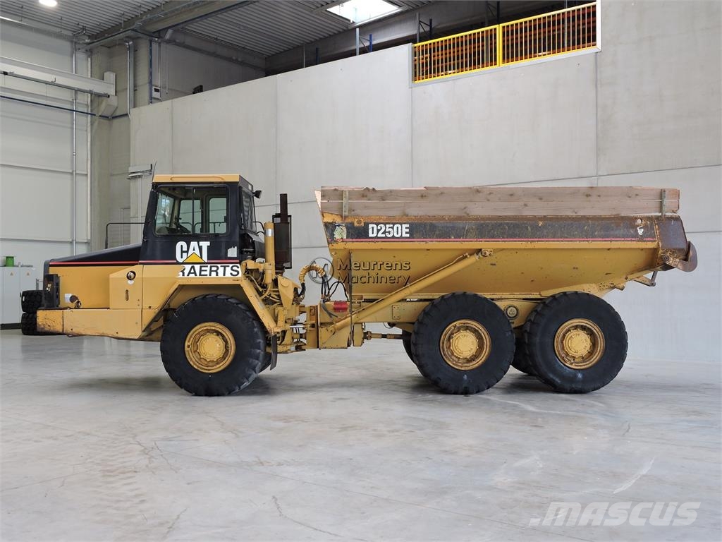 CAT D250E ساحبات مفصلية