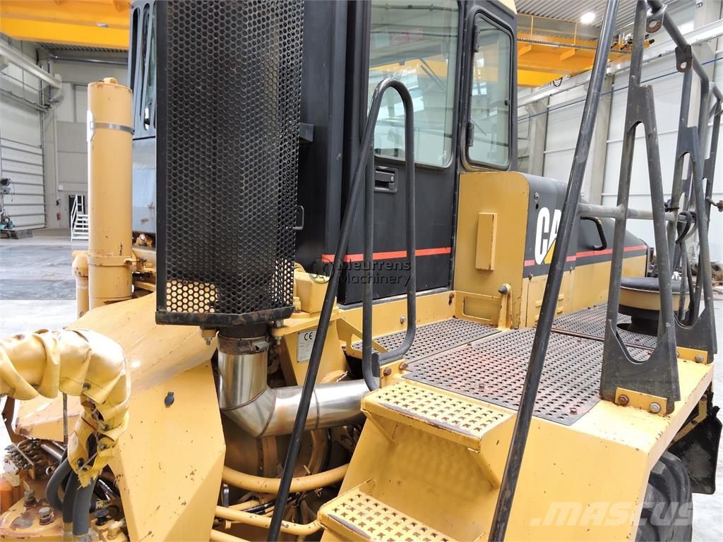 CAT D250E ساحبات مفصلية