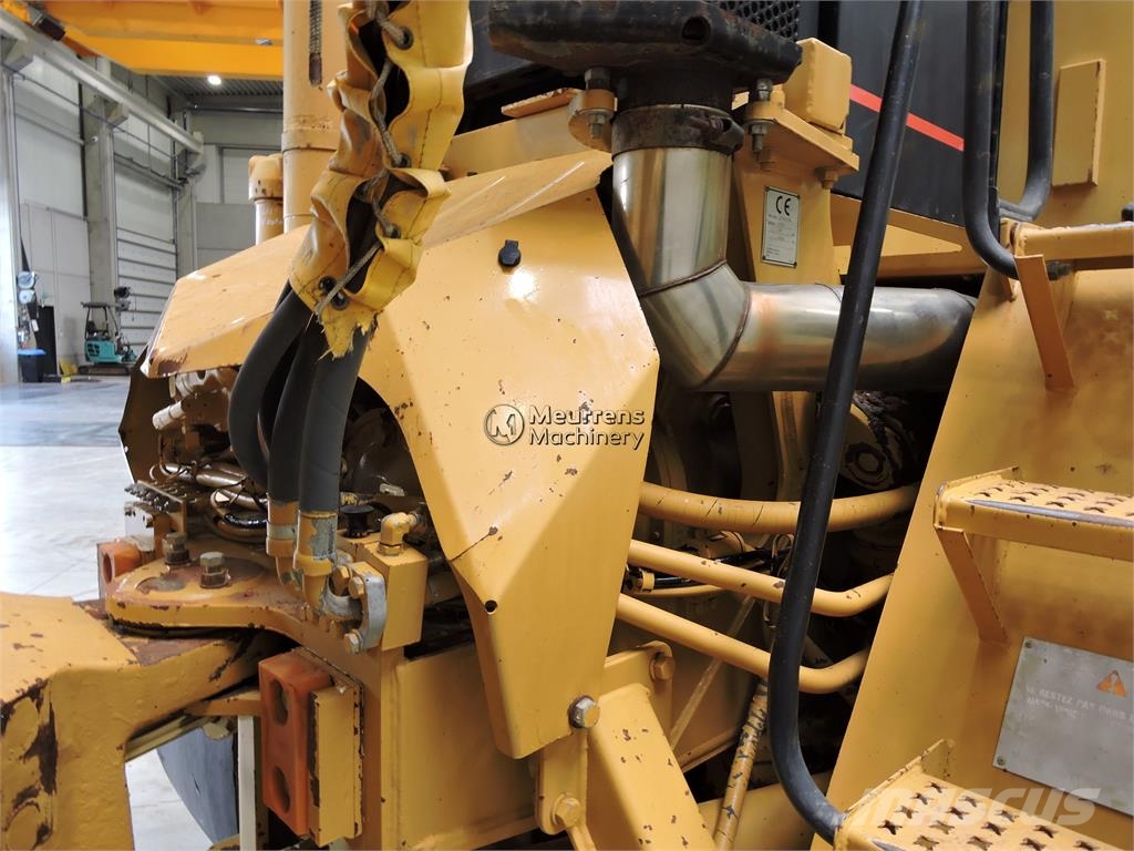 CAT D250E ساحبات مفصلية
