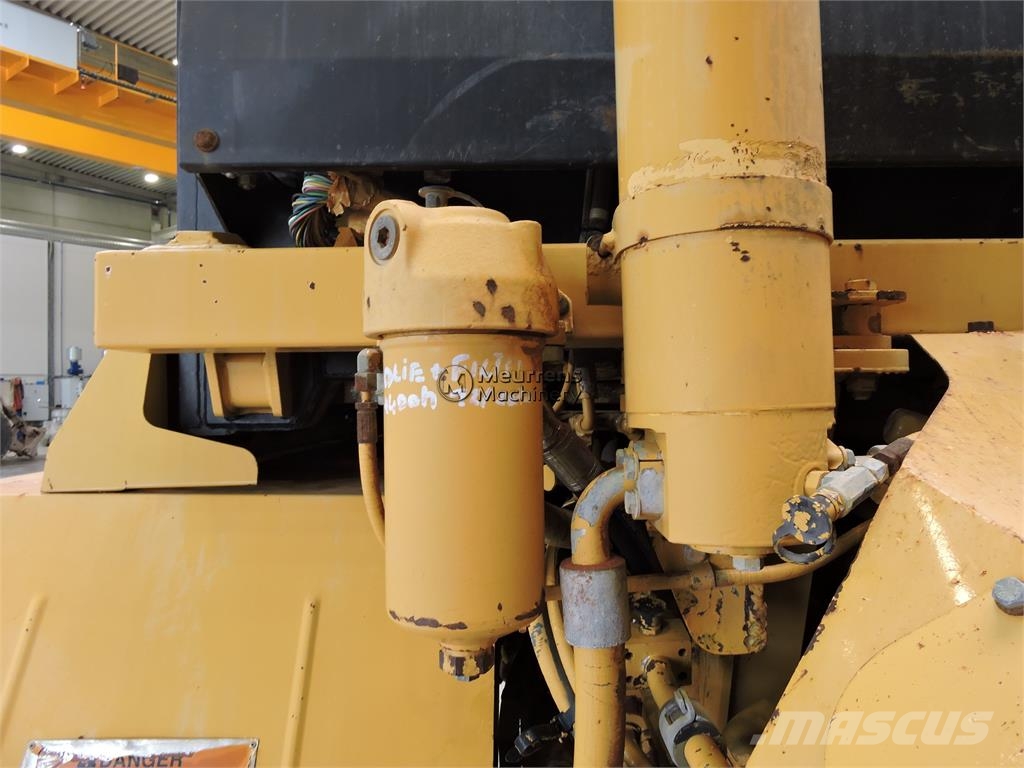 CAT D250E ساحبات مفصلية