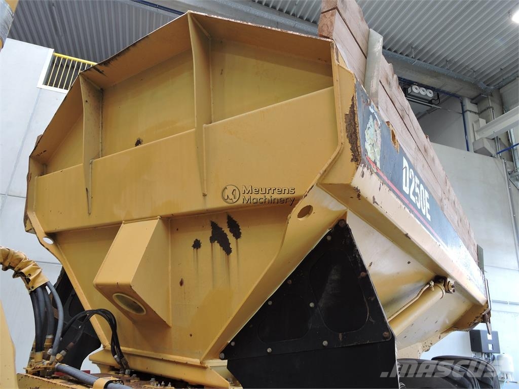 CAT D250E ساحبات مفصلية