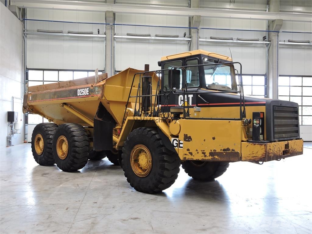 CAT D250E ساحبات مفصلية