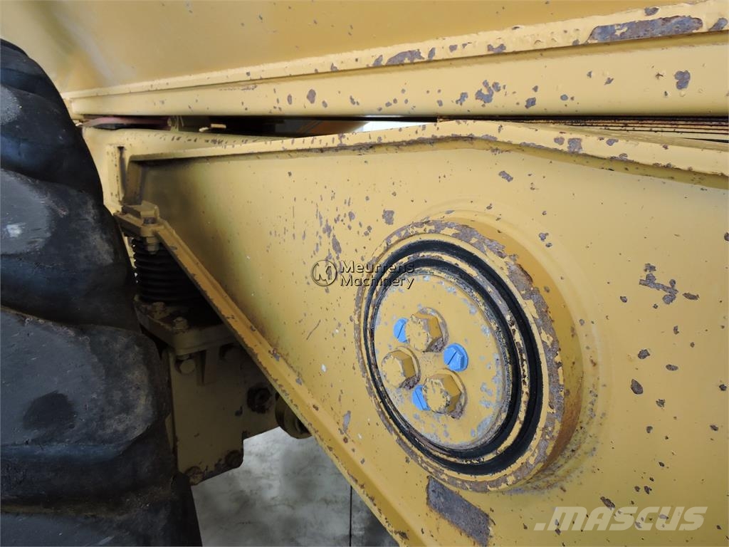 CAT D250E ساحبات مفصلية